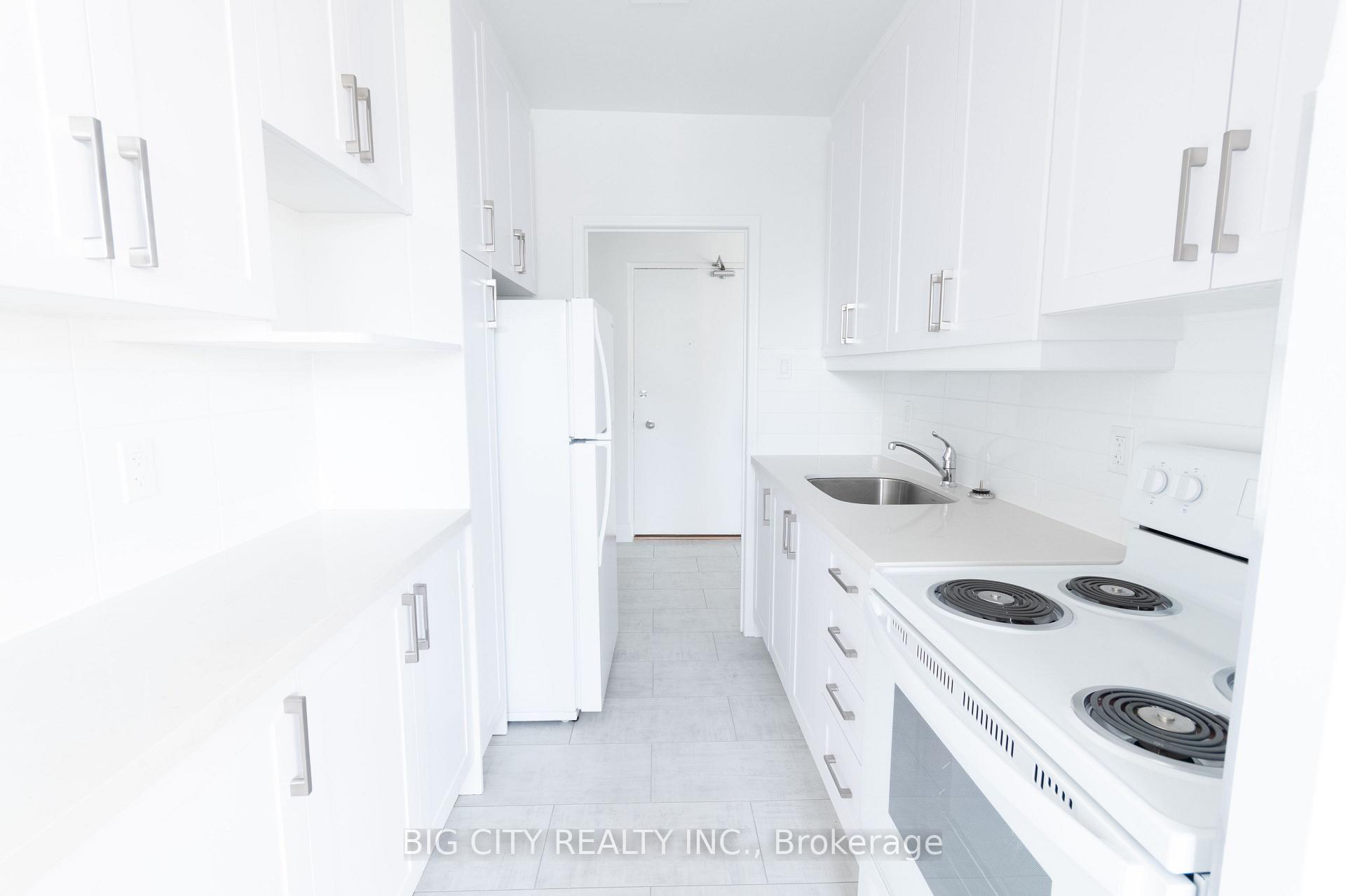 Photo 3 of 29 Upper Canada Dr, Unit 304