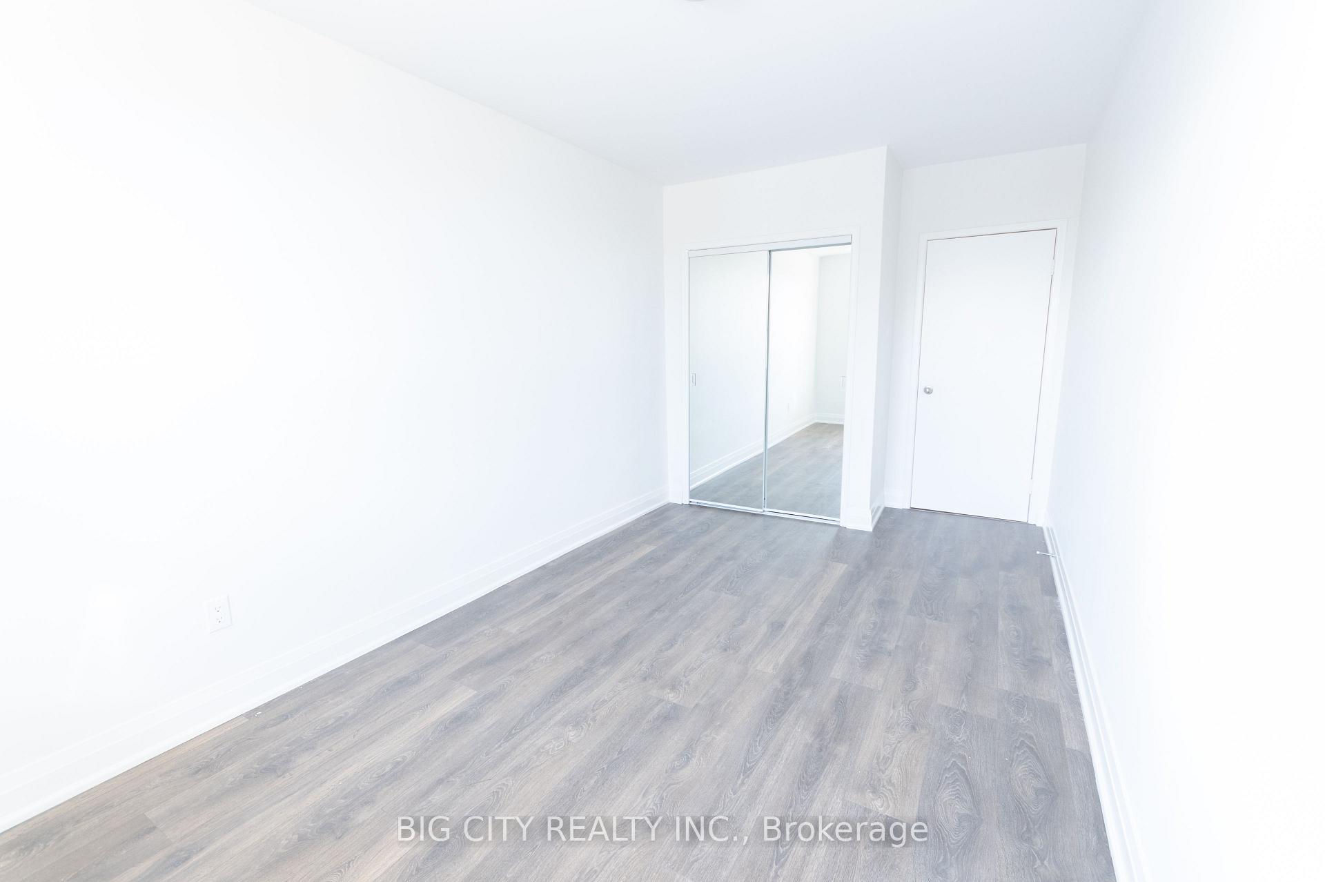 Photo 4 of 29 Upper Canada Dr, Unit 304