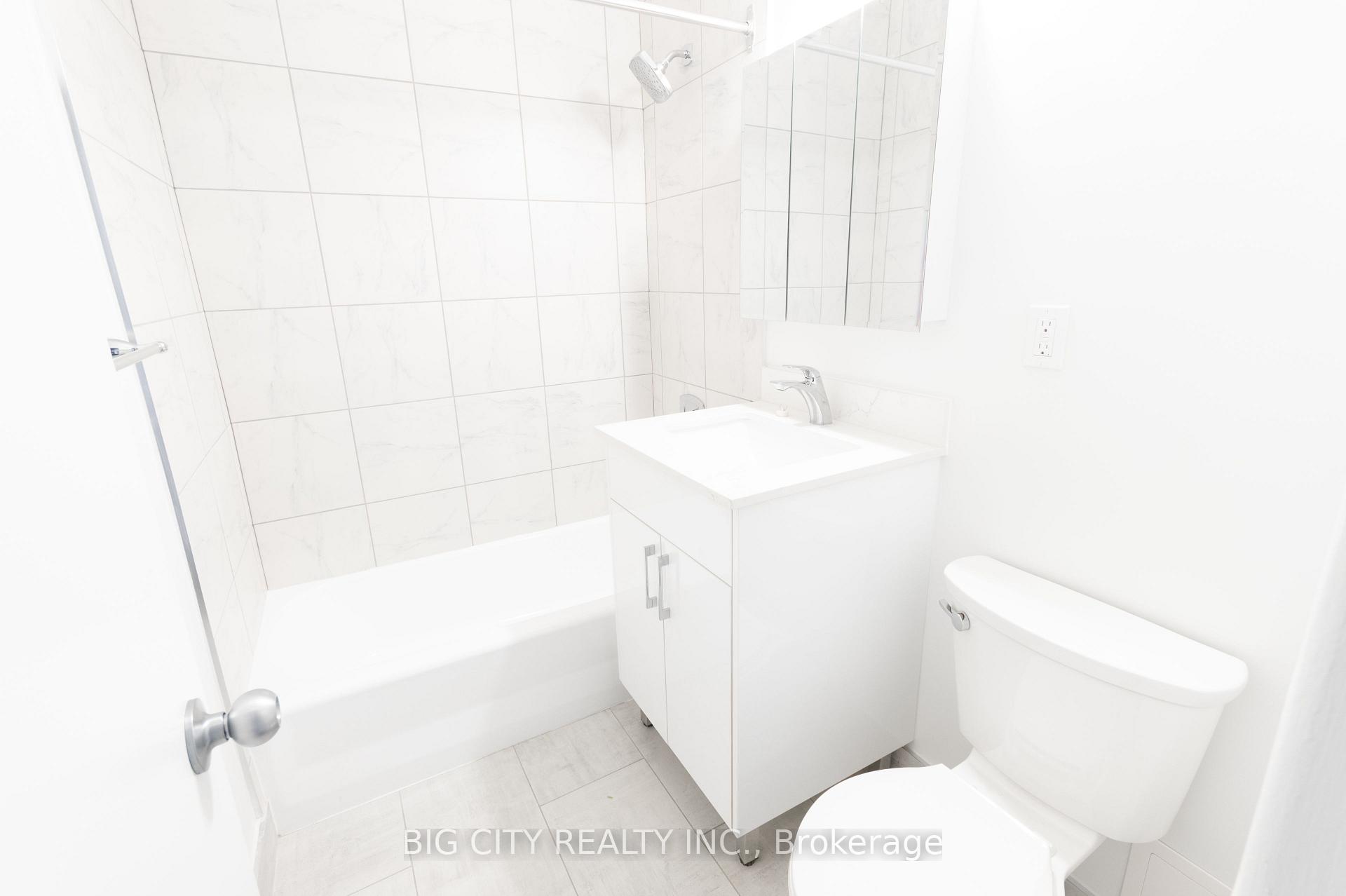 Photo 5 of 29 Upper Canada Dr, Unit 304