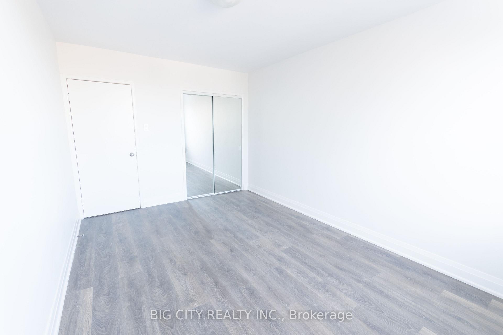 Photo 6 of 29 Upper Canada Dr, Unit 304