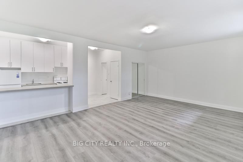 Photo 2 of 31 Upper Canada Dr, Unit 103