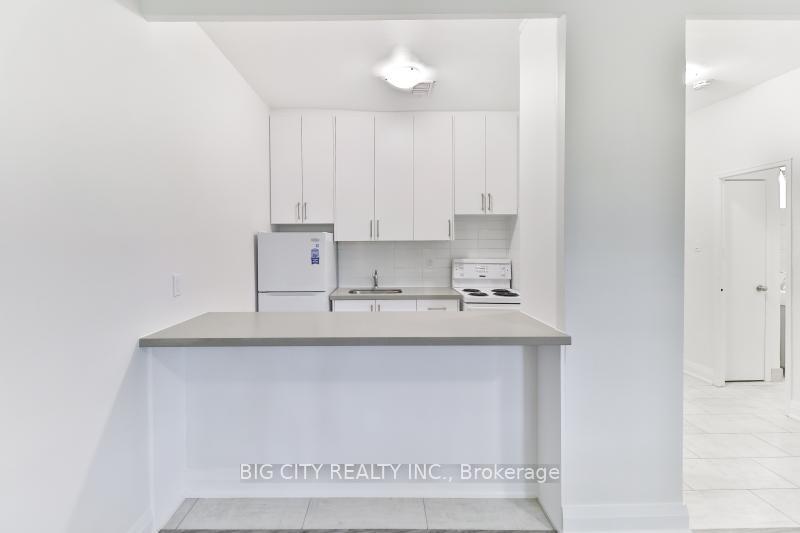 Photo 3 of 31 Upper Canada Dr, Unit 103