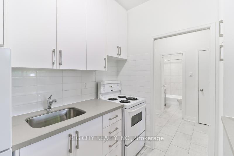 Photo 4 of 31 Upper Canada Dr, Unit 103