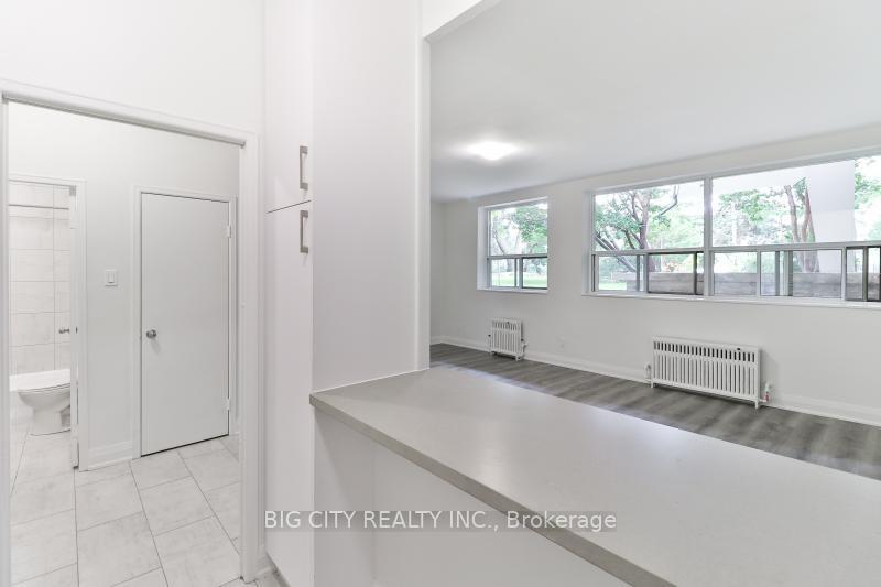 Photo 5 of 31 Upper Canada Dr, Unit 103
