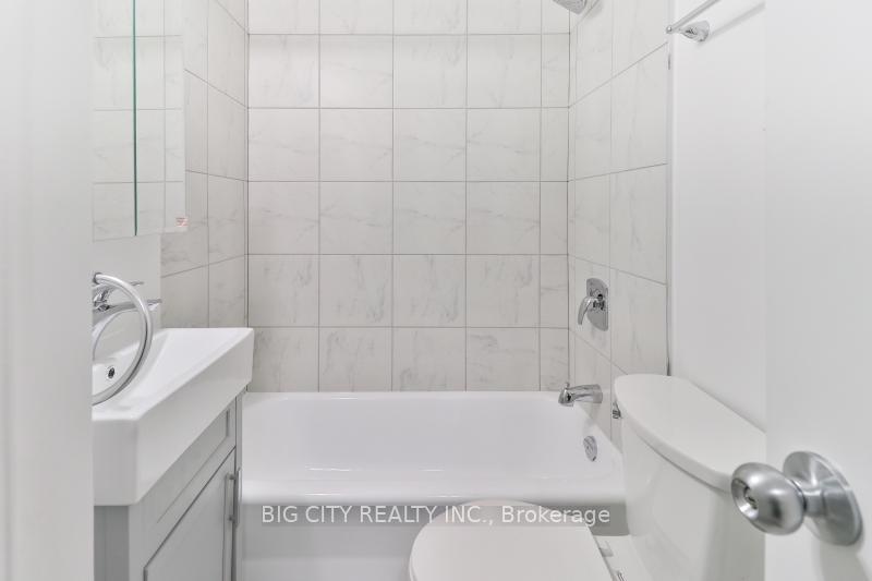 Photo 6 of 31 Upper Canada Dr, Unit 103