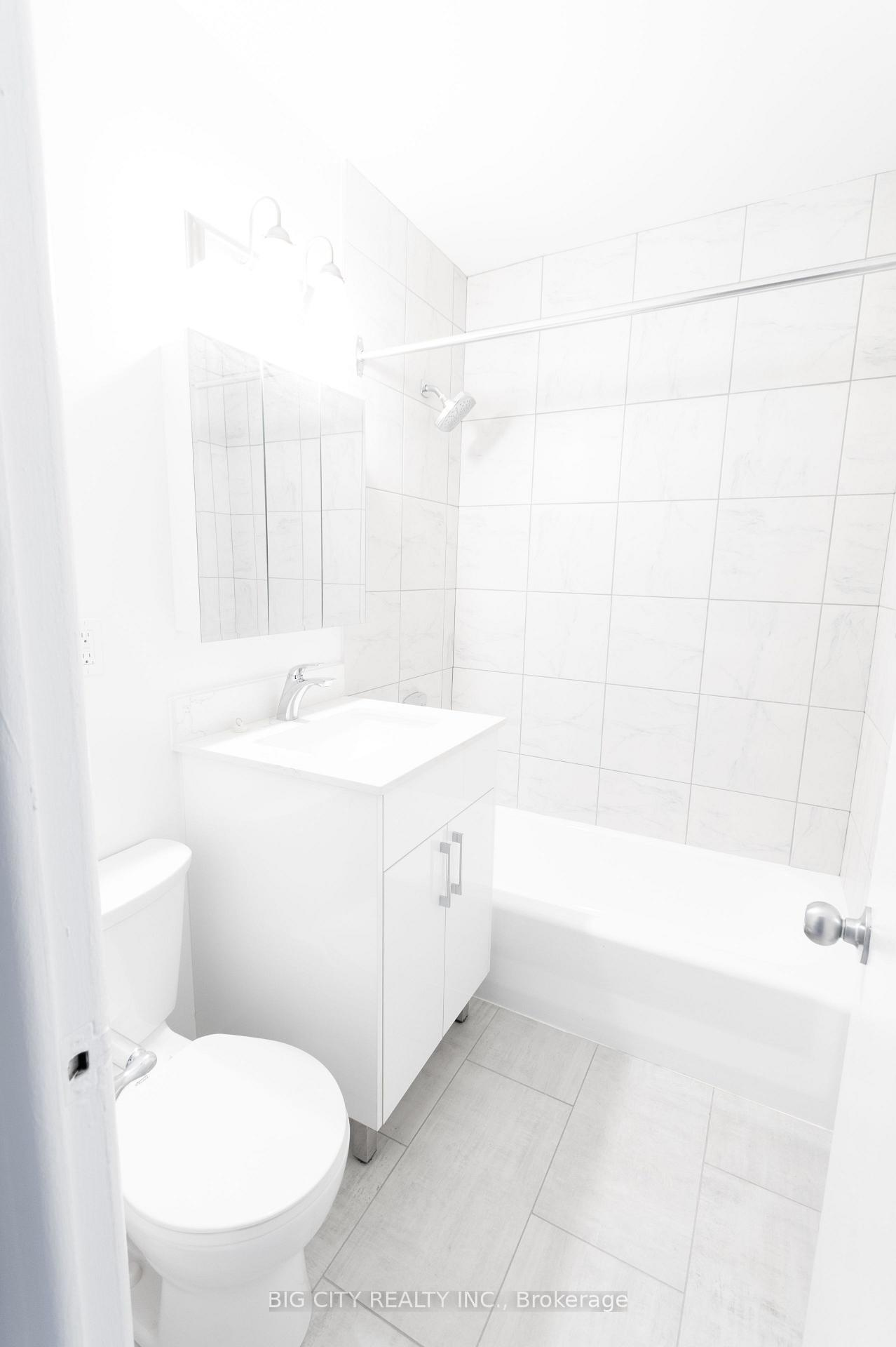 Photo 5 of 29 Upper Canada Drive, Unit 301