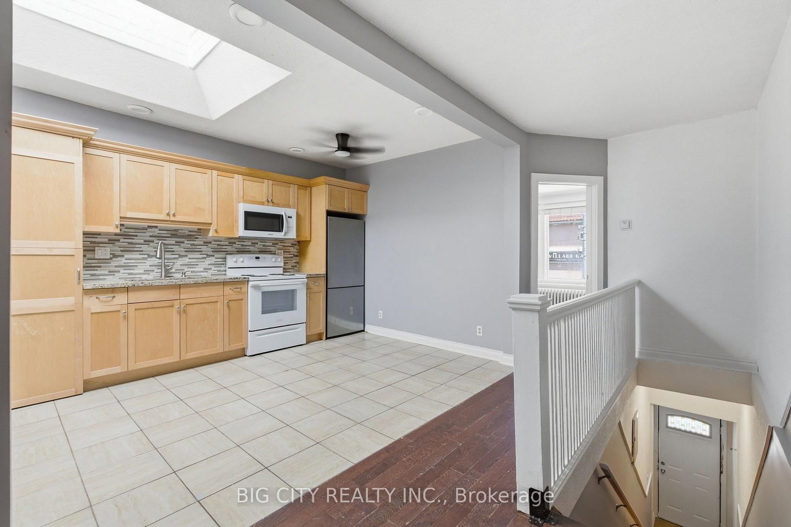 Photo 8 of 1362 Bathurst Street, Unit Upper