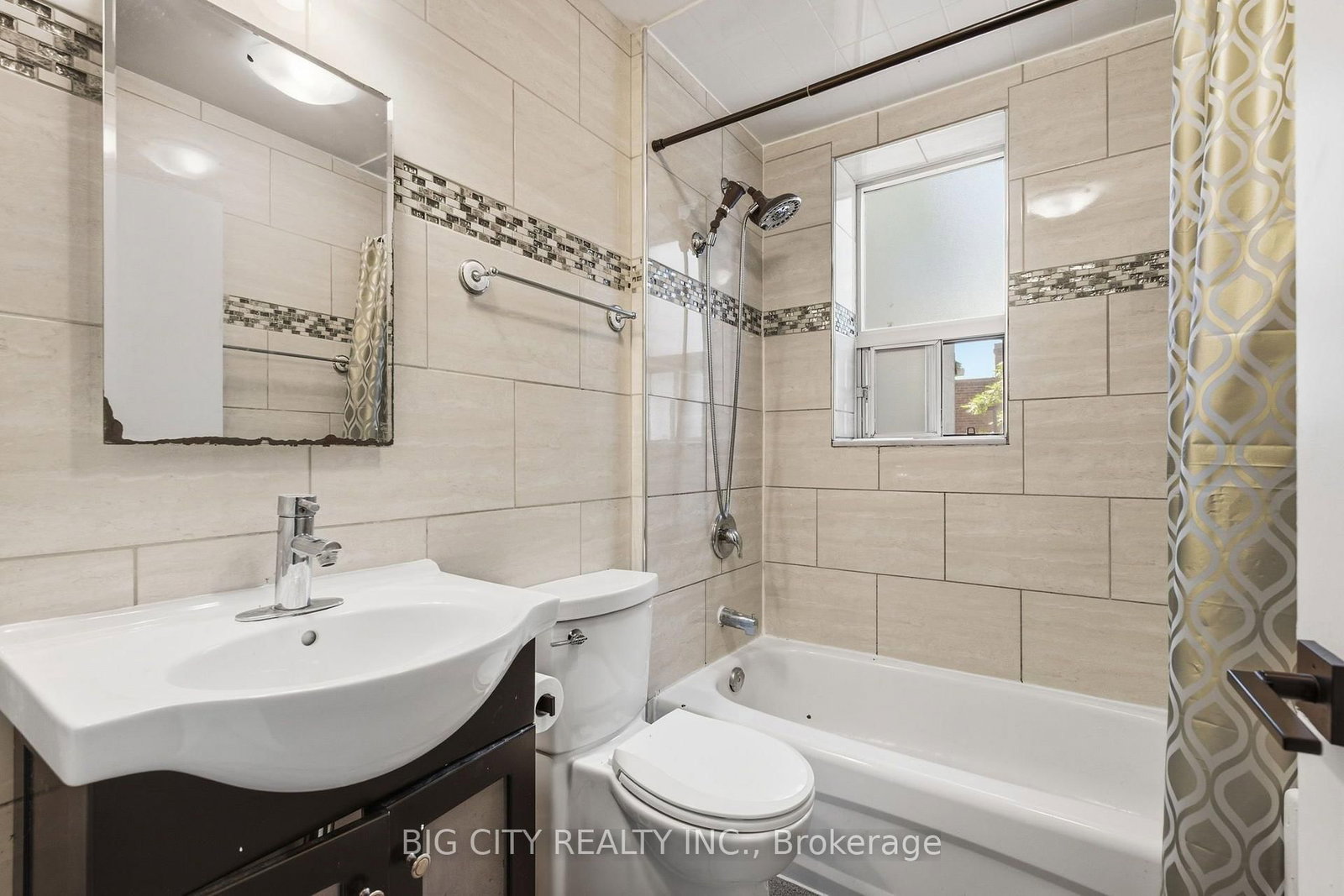 Photo 24 of 1362 Bathurst Street, Unit Upper
