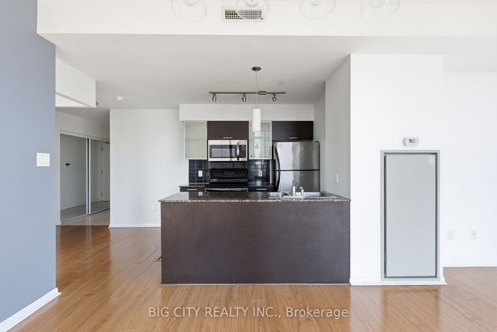 Photo 10 of 37 Grosvenor Street, Unit 2307