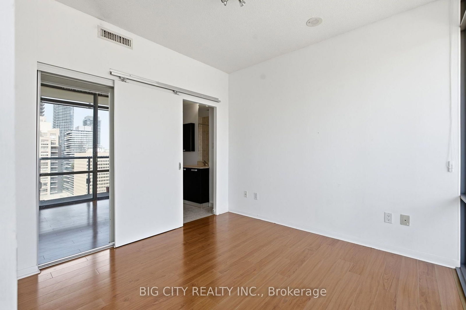 Photo 17 of 37 Grosvenor Street, Unit 2307