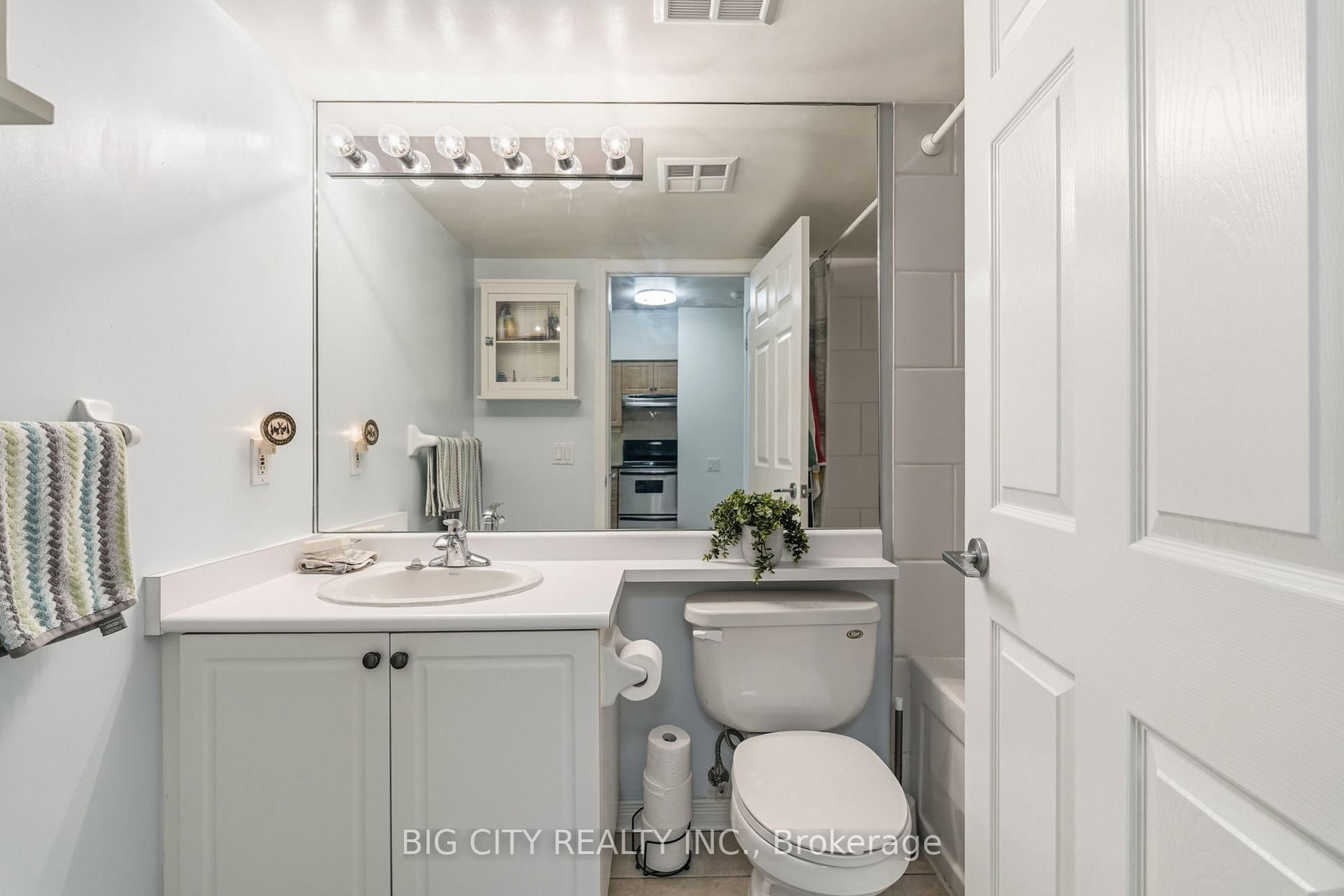 Photo 15 of 455 Rosewell Avenue, Unit 412