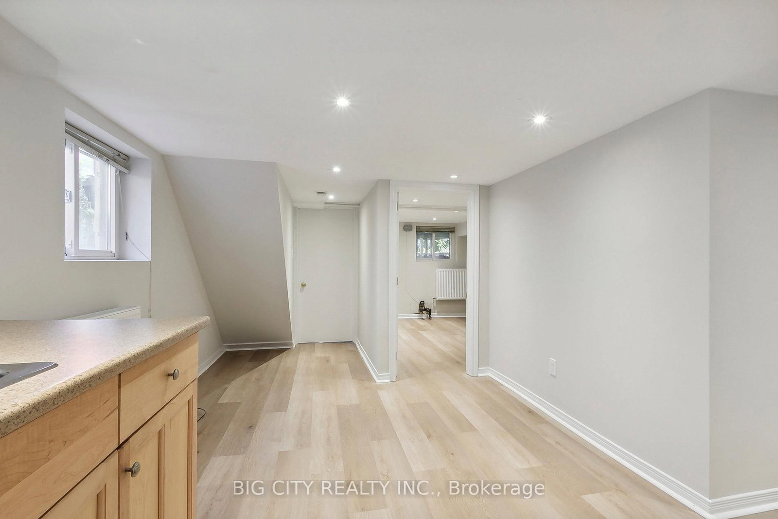 Photo 6 of 178 Douglas Avenue, Unit Lower