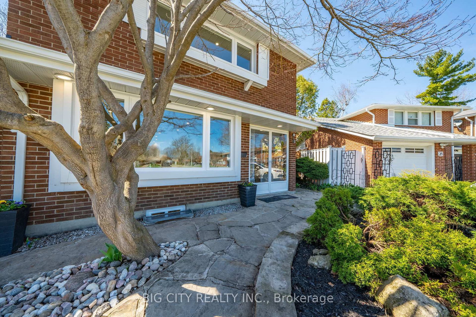 Photo 3 of 26 Carondale Crescent