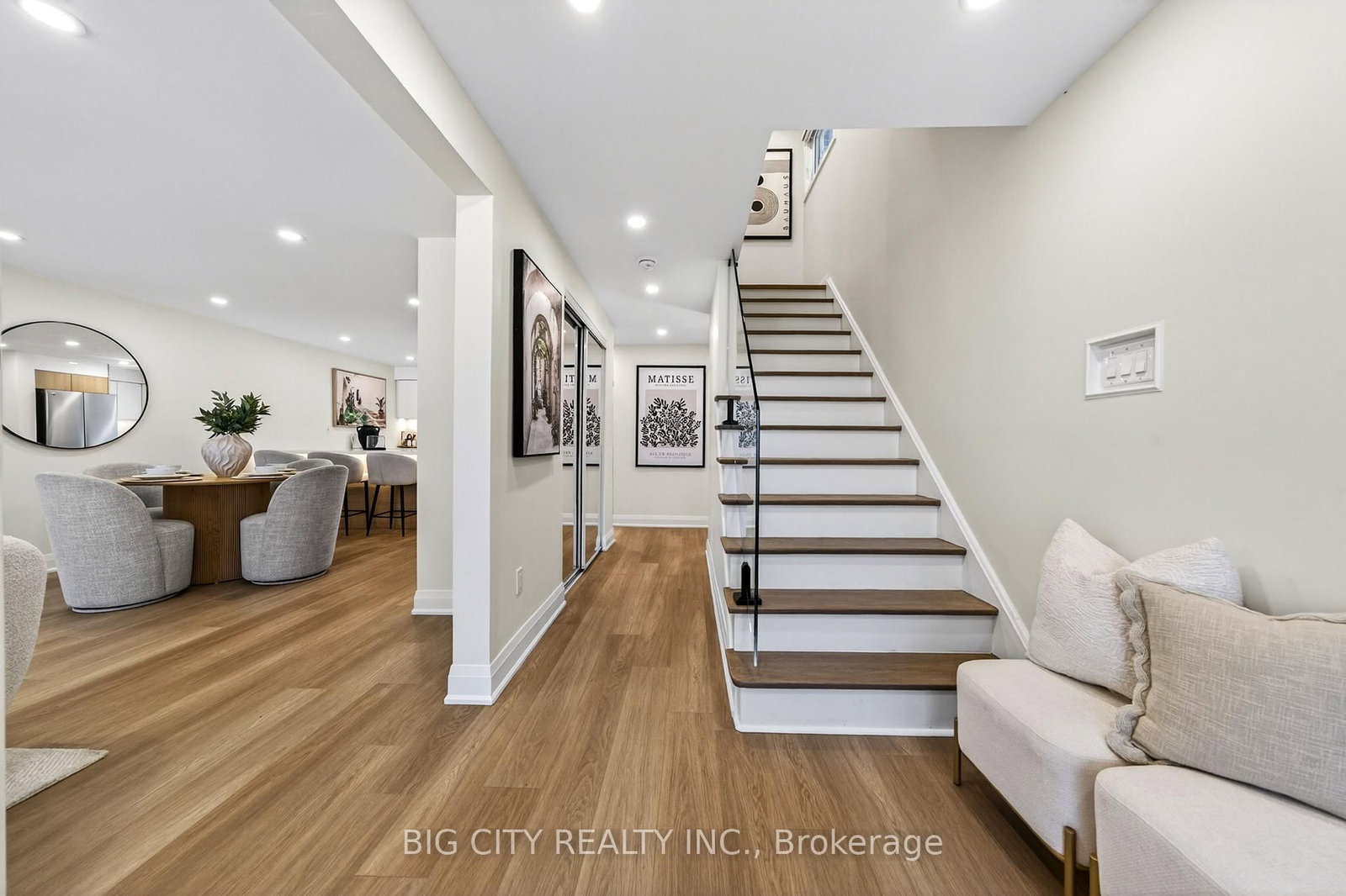 Photo 4 of 26 Carondale Crescent