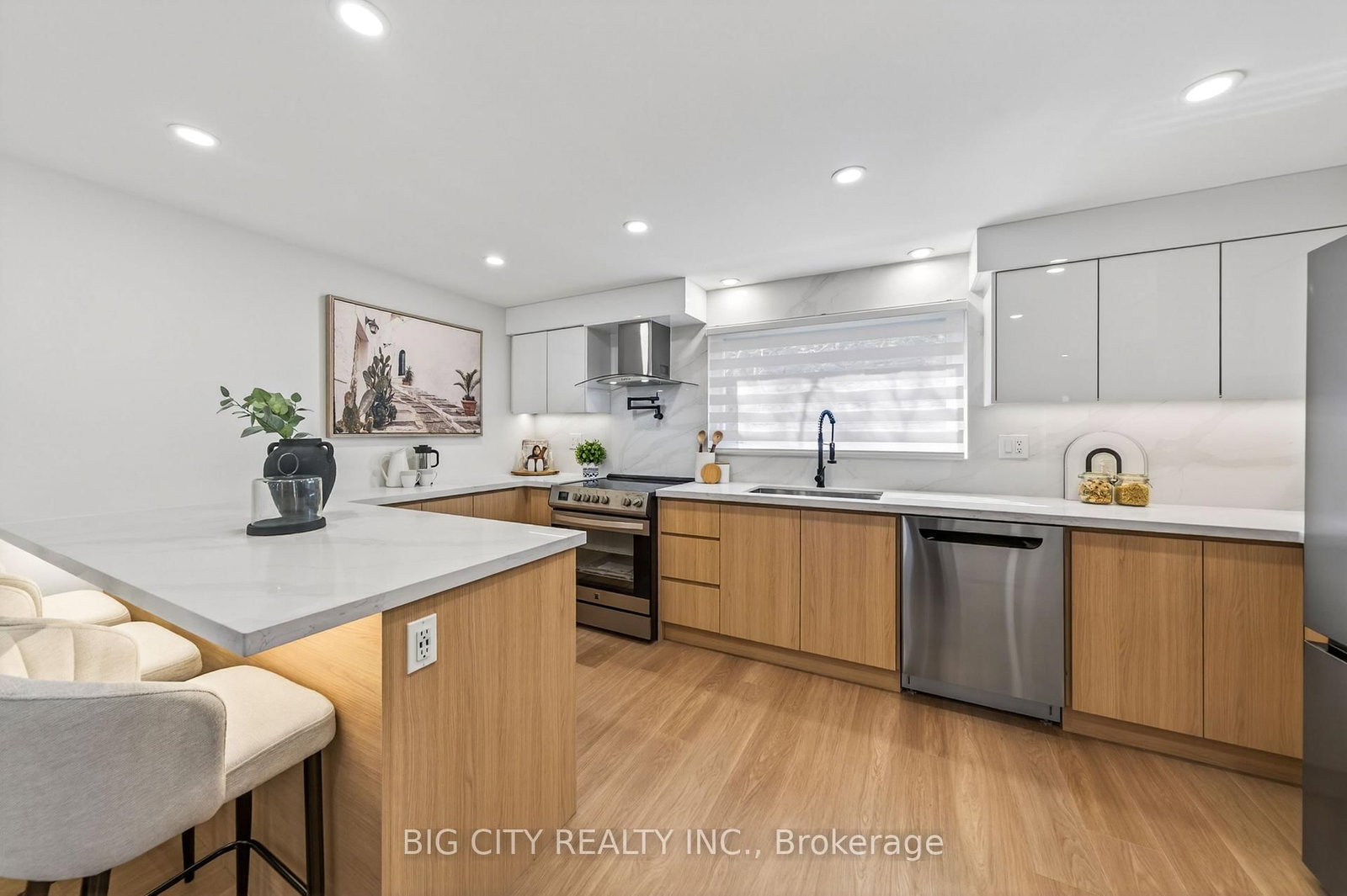 Photo 7 of 26 Carondale Crescent