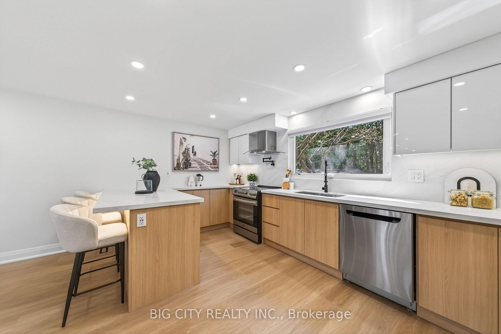 Photo 10 of 26 Carondale Crescent
