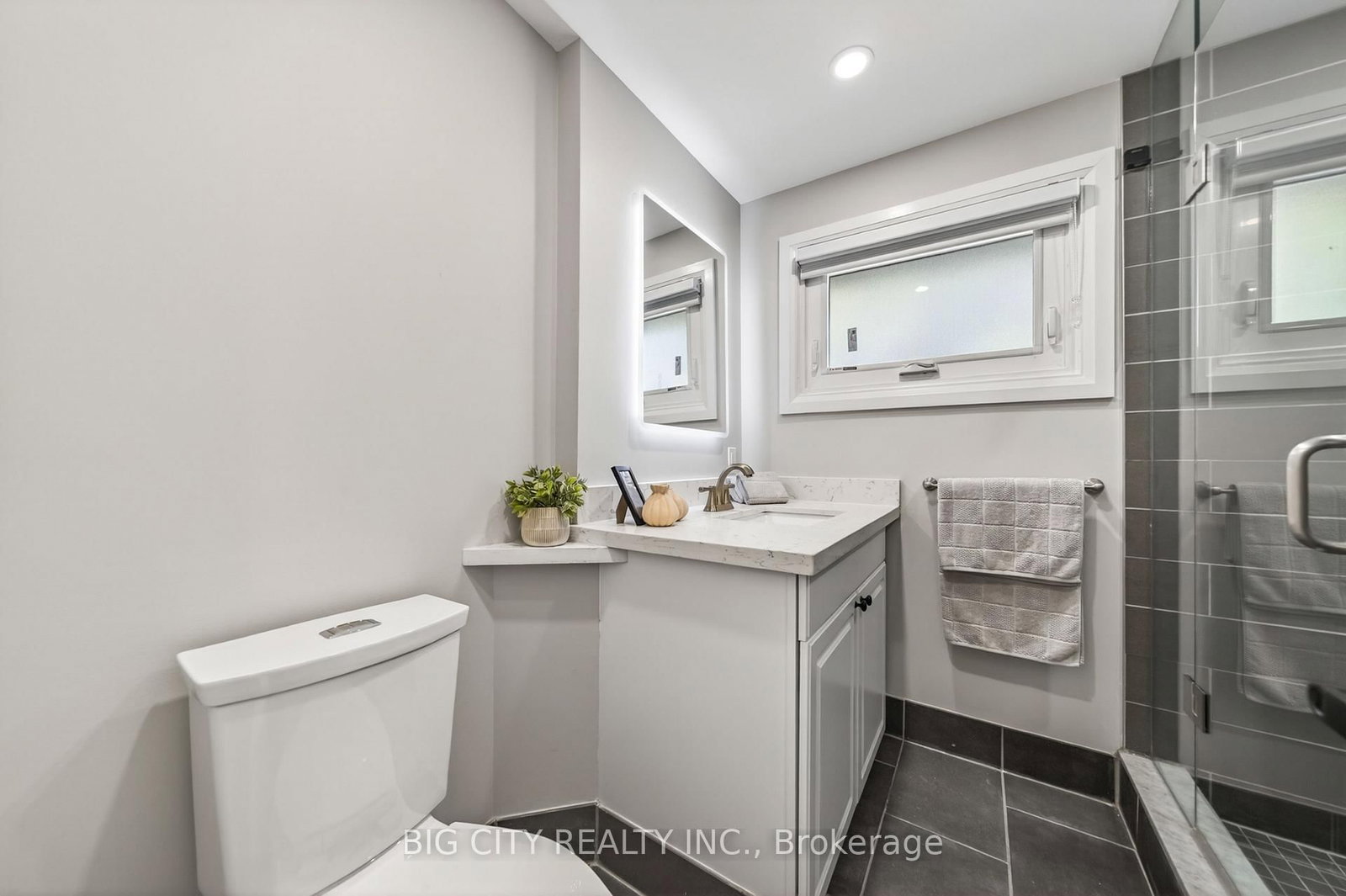 Photo 16 of 26 Carondale Crescent