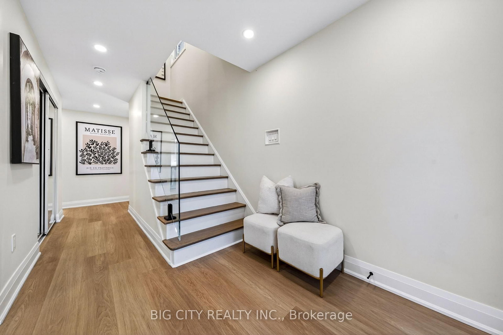 Photo 23 of 26 Carondale Crescent