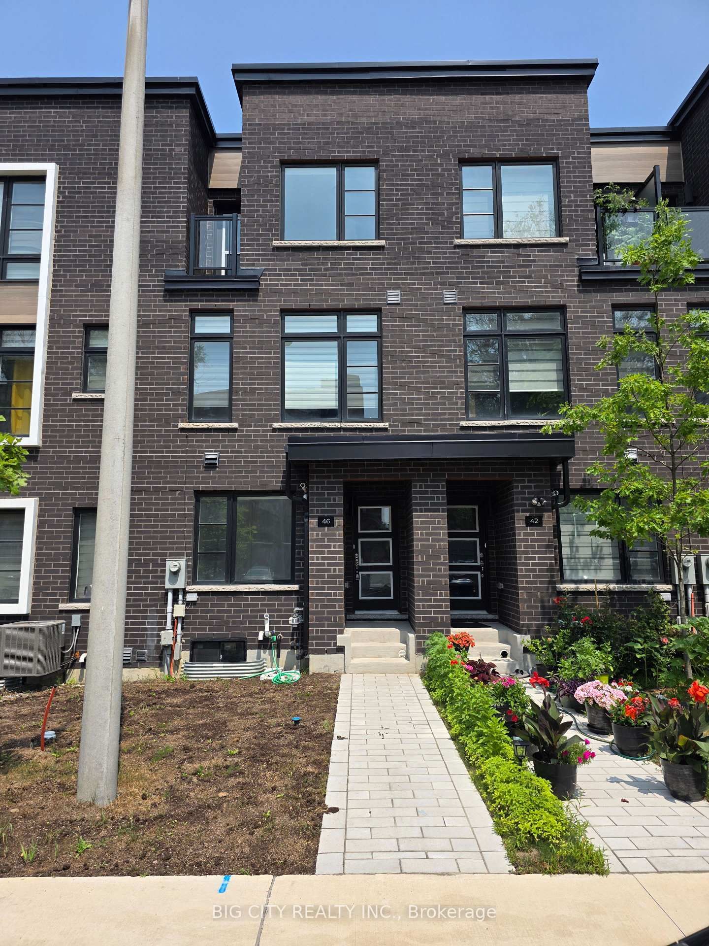 Photo 3 of 46 Akil Thomas Gardens S