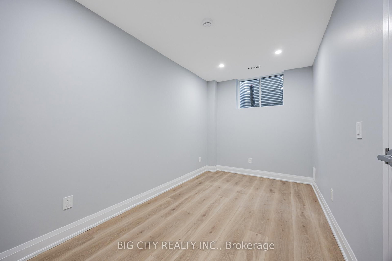 Photo 5 of 39 Aragon Avenue, Unit B