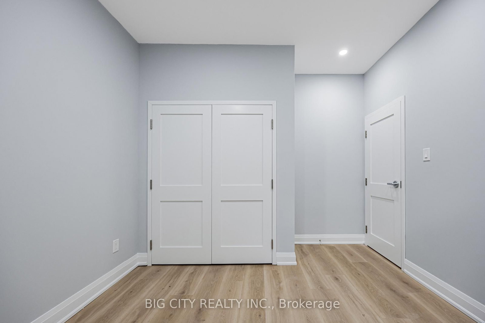 Photo 6 of 39 Aragon Avenue, Unit B