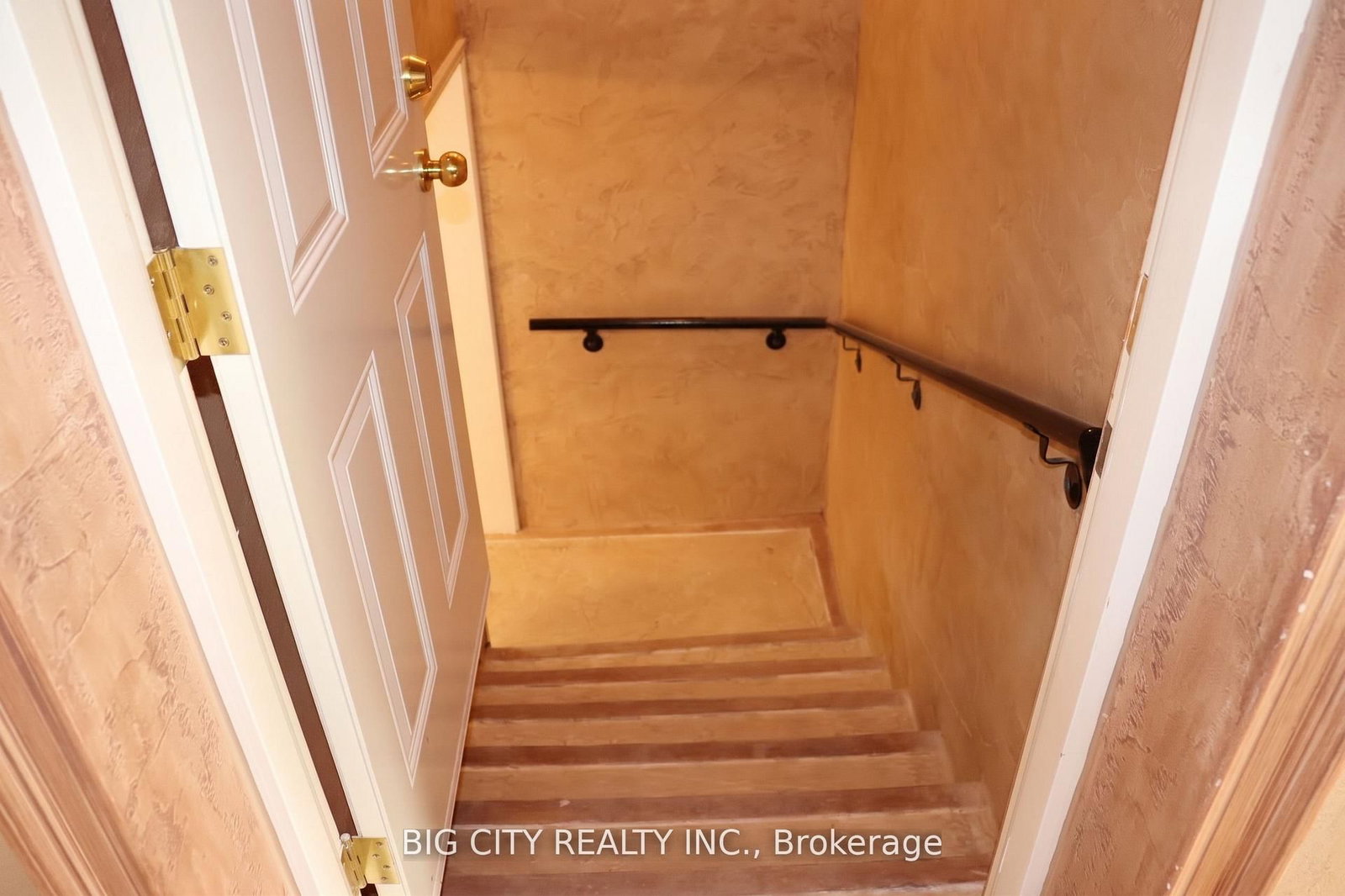 Photo 3 of 30 Lozoway Drive, Unit Lower