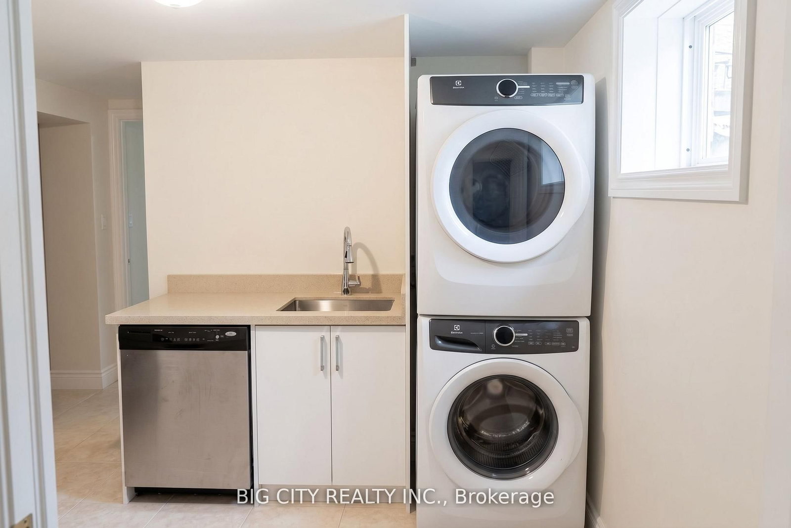 Photo 4 of 30 Lozoway Drive, Unit Lower