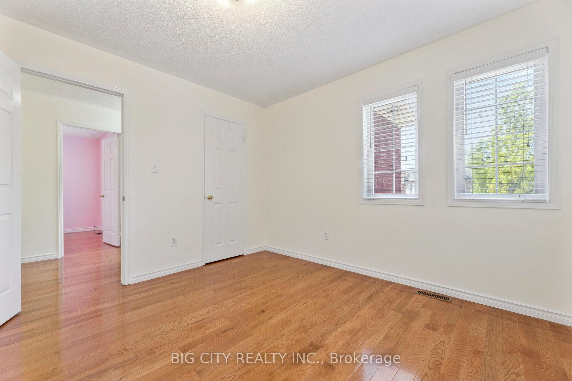 Photo 13 of 23 Angier Crescent, Unit Upper