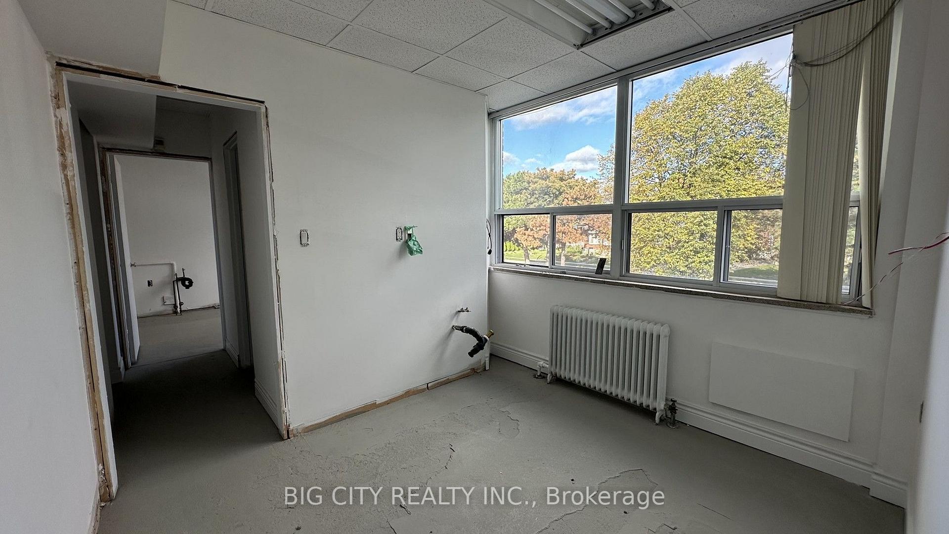 Photo 16 of 2167 Victoria Park Avenue, Unit 2nd Floor