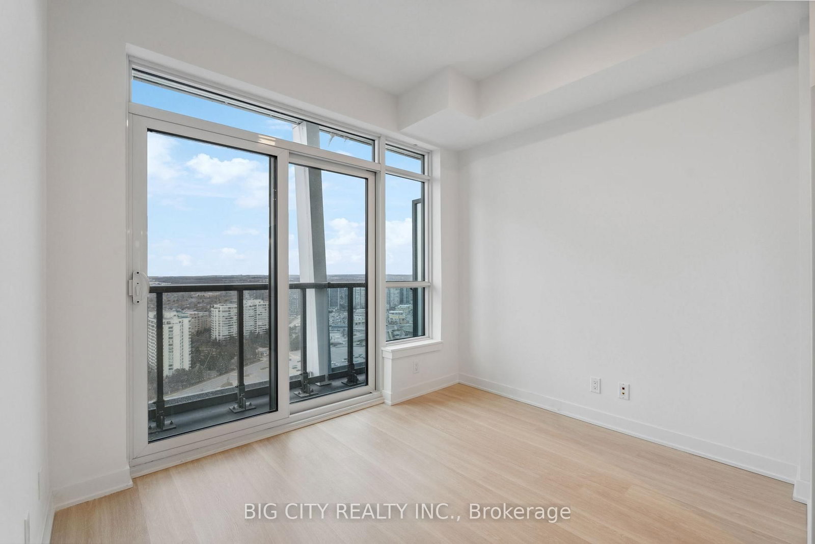 Photo 8 of 50 Upper Mall Way, Unit 1206