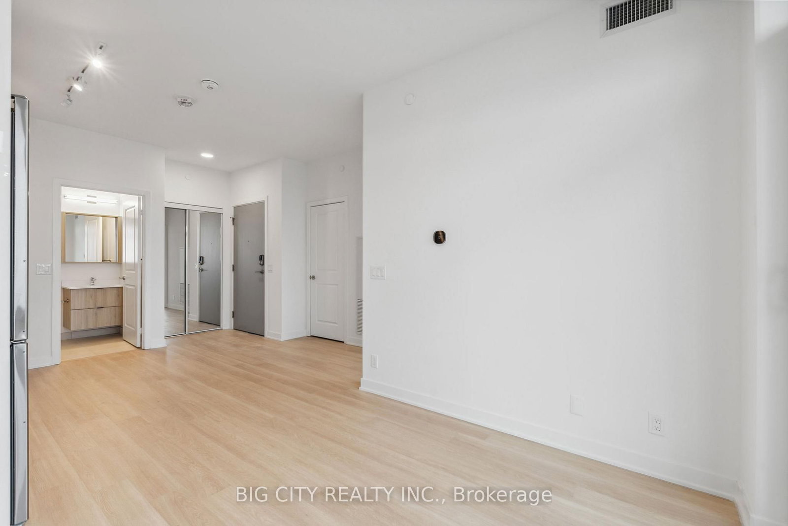 Photo 10 of 50 Upper Mall Way, Unit 1206