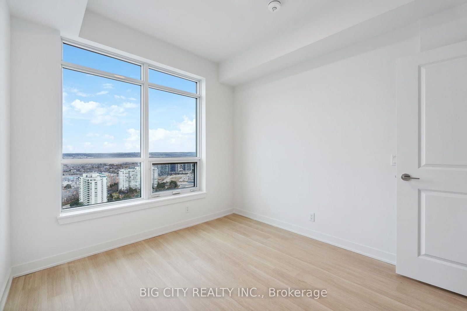 Photo 13 of 50 Upper Mall Way, Unit 1206