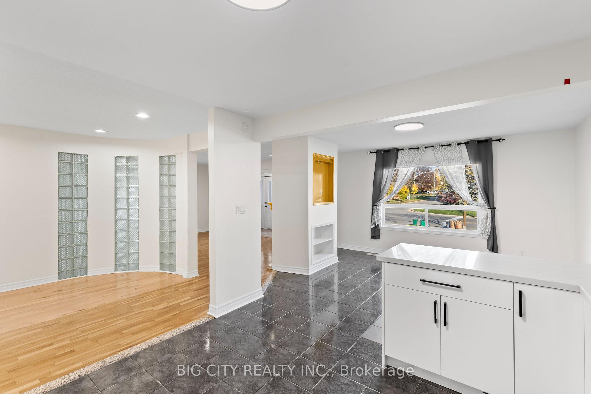 Photo 5 of 7698 Kipling Avenue, Unit Main