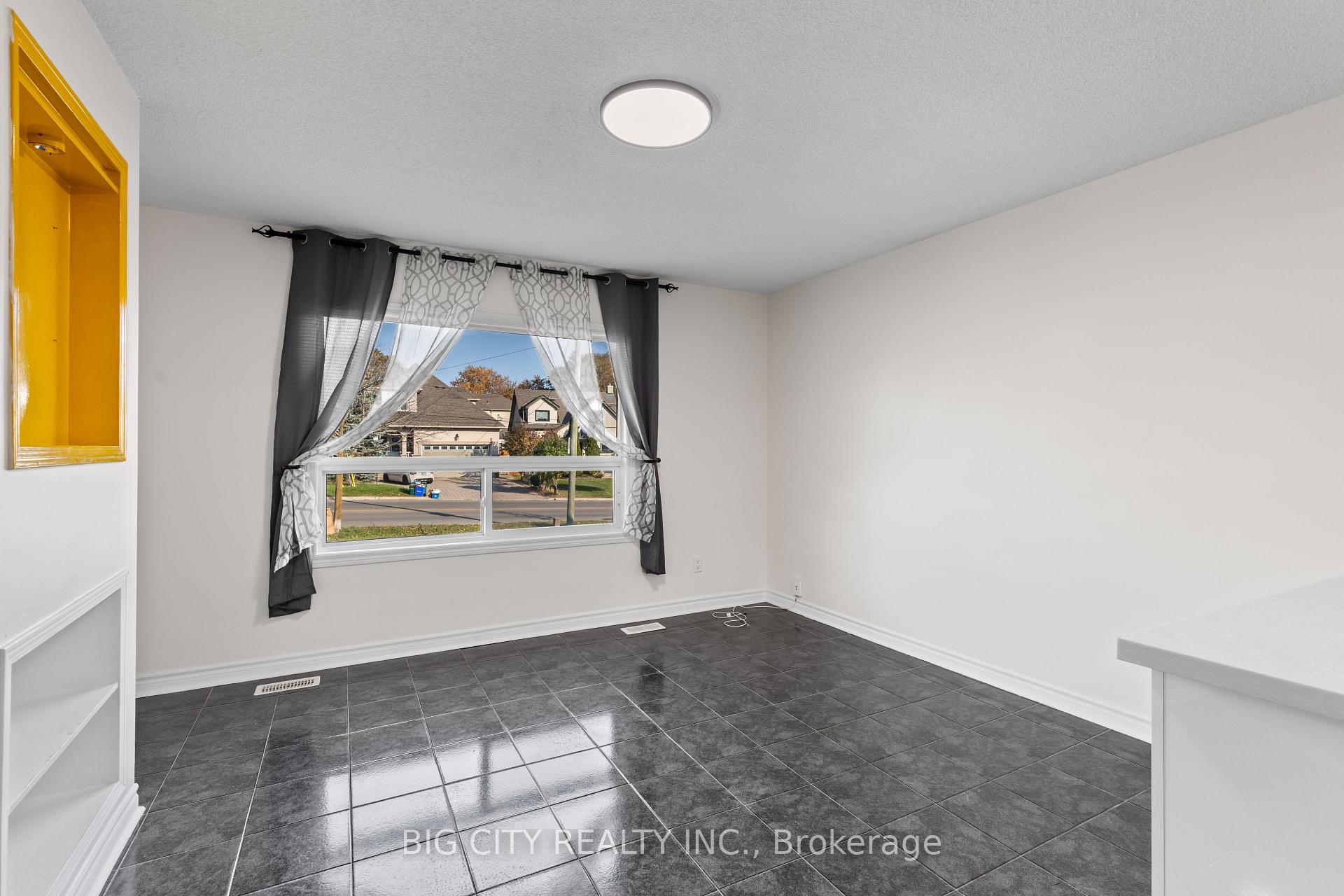 Photo 7 of 7698 Kipling Avenue, Unit Main