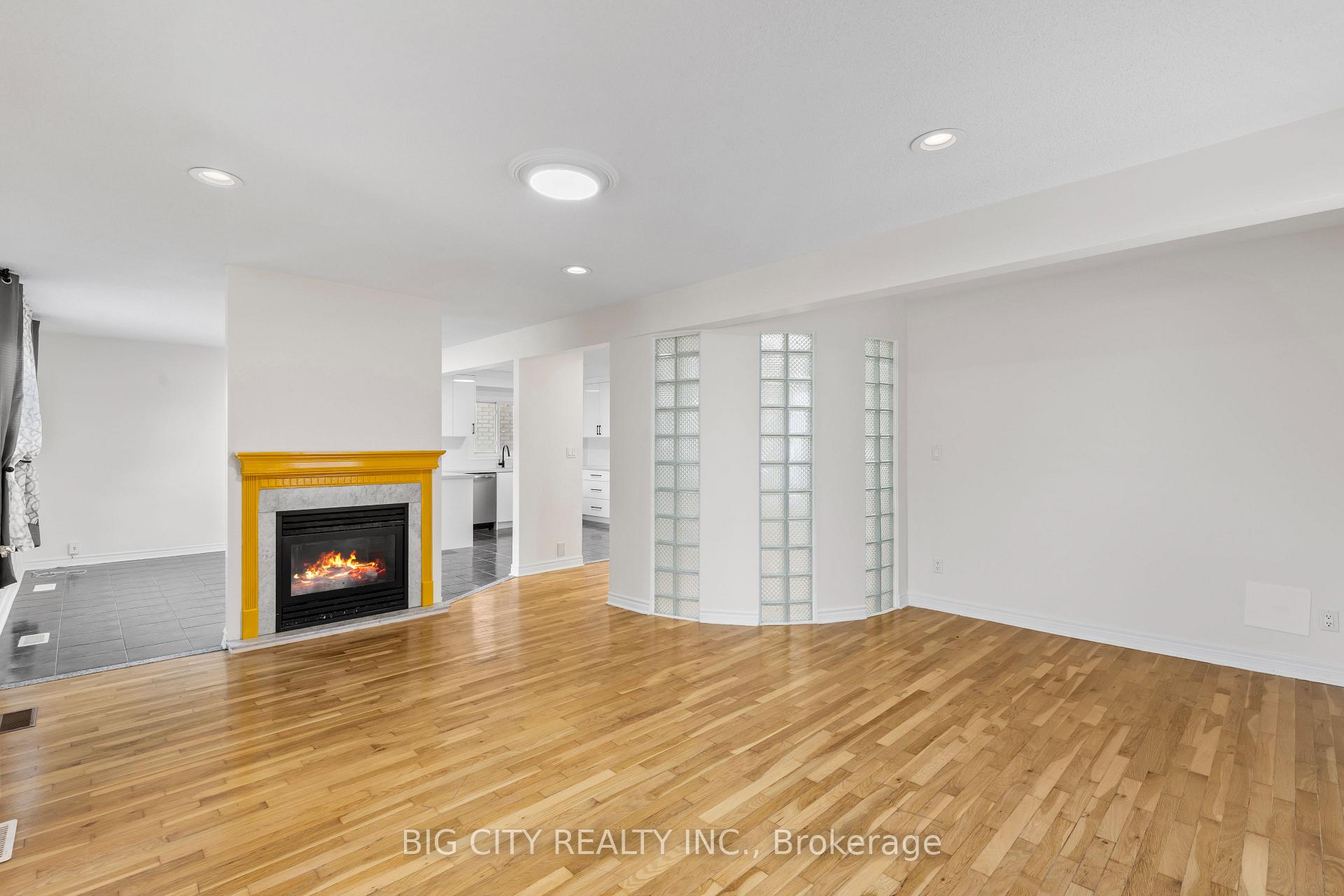 Photo 10 of 7698 Kipling Avenue, Unit Main