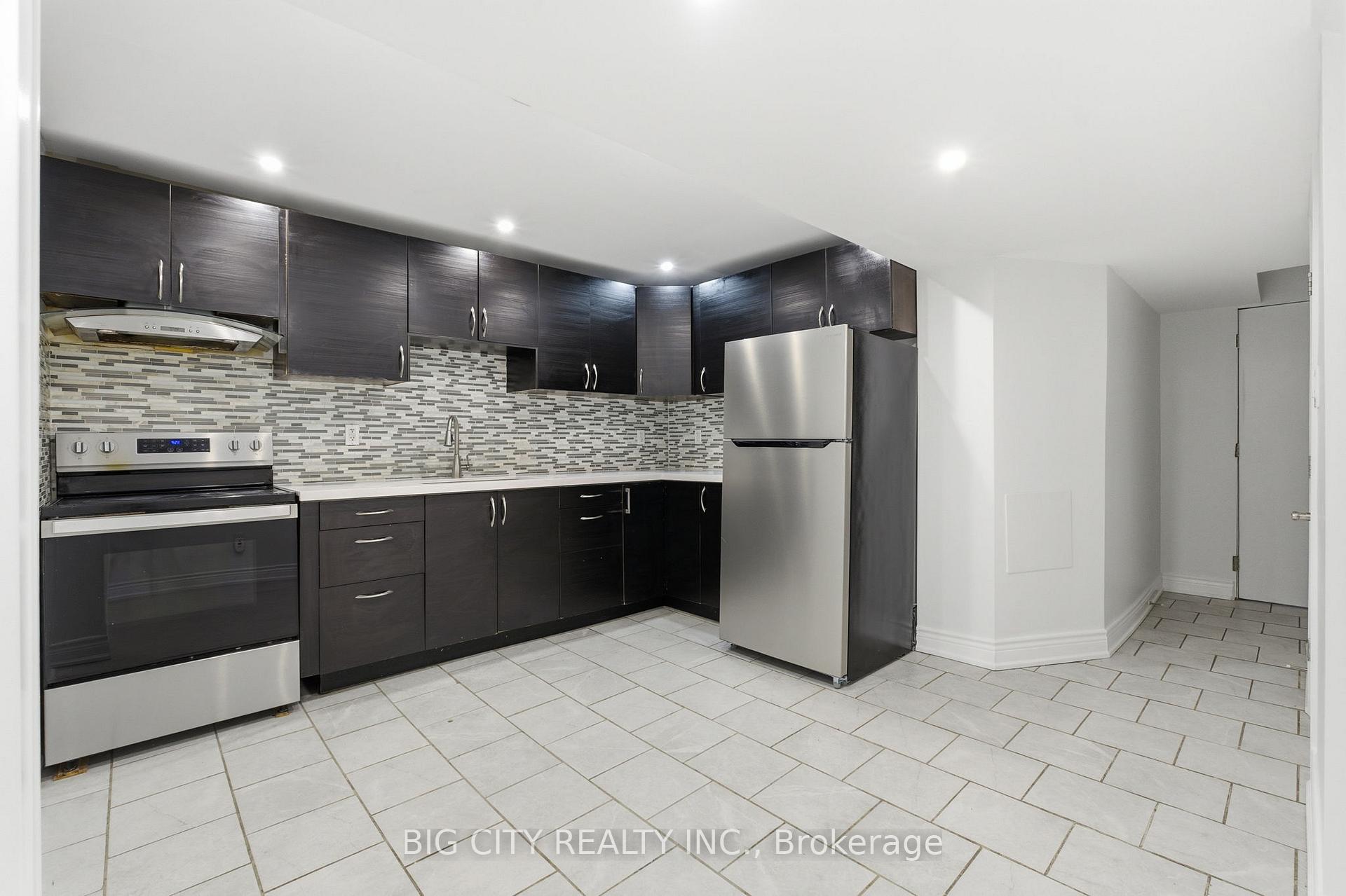 Photo 11 of 5487 Cosmic Cres, Unit Lower