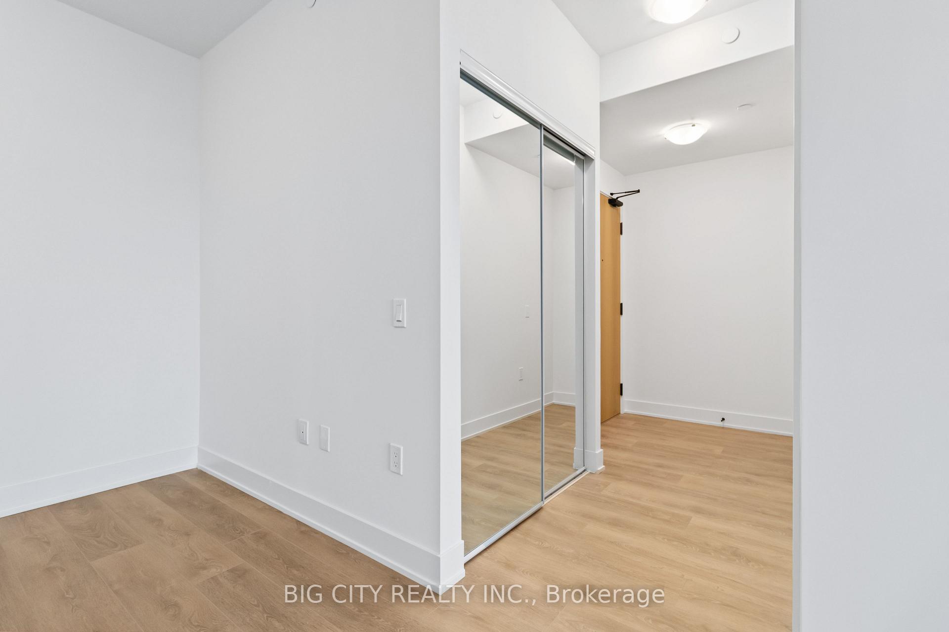 Photo 4 of 204 Burnhamthorpe Rd E, Unit 905