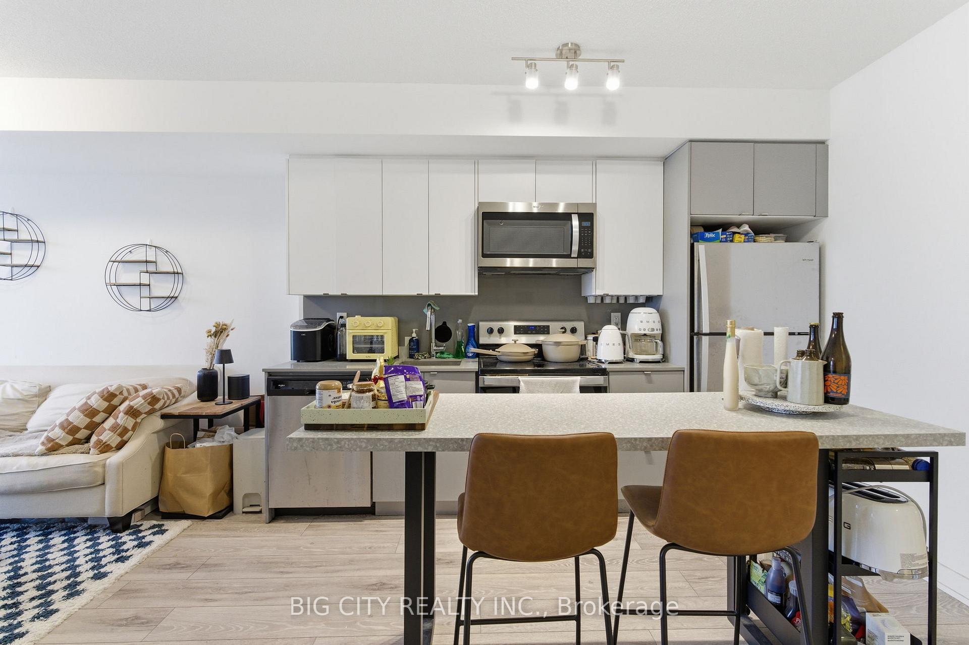 Photo 7 of 3200 Dakota Common, Unit B303 (Sale)