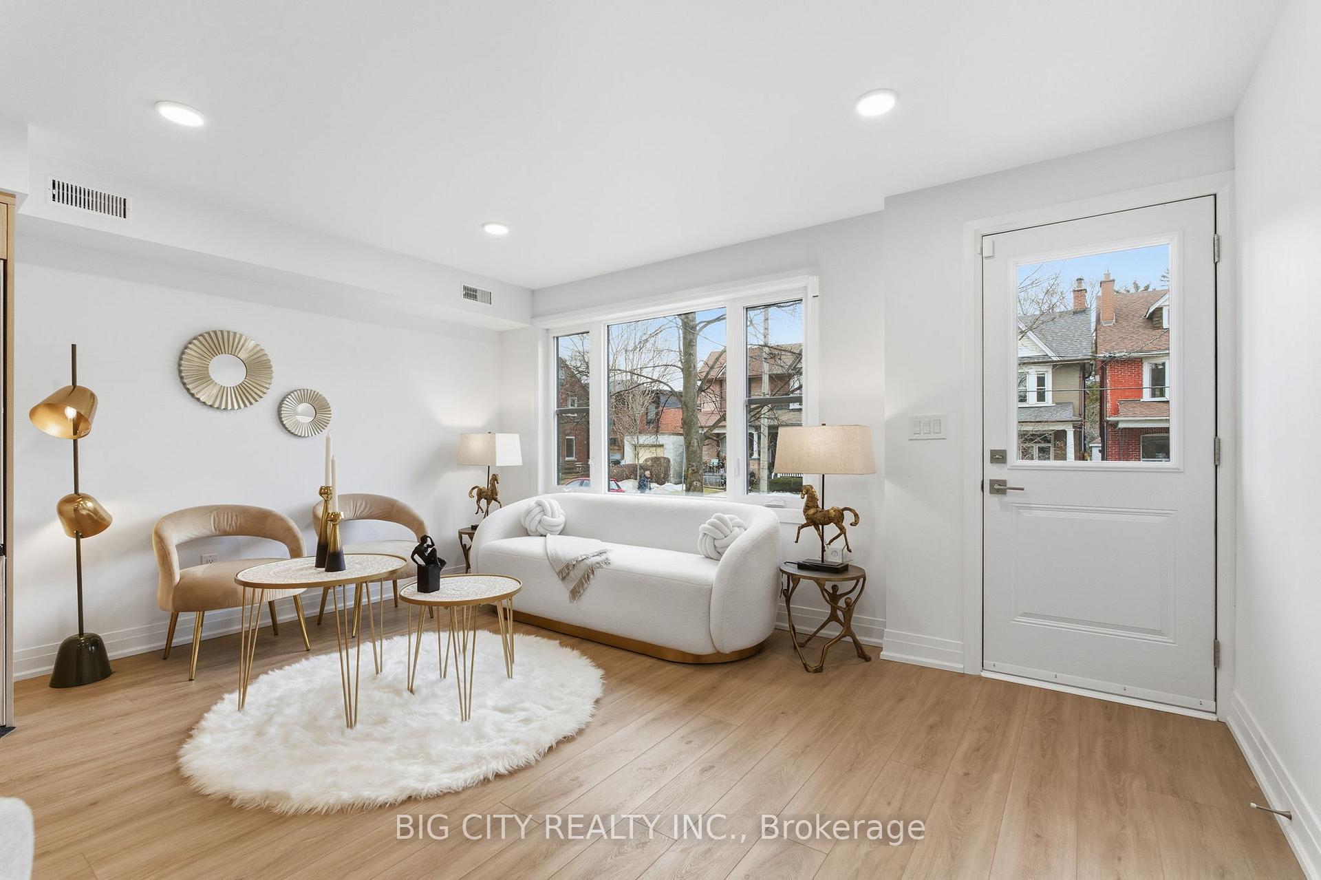 Photo 4 of 68 Westholme Avenue, Unit 2