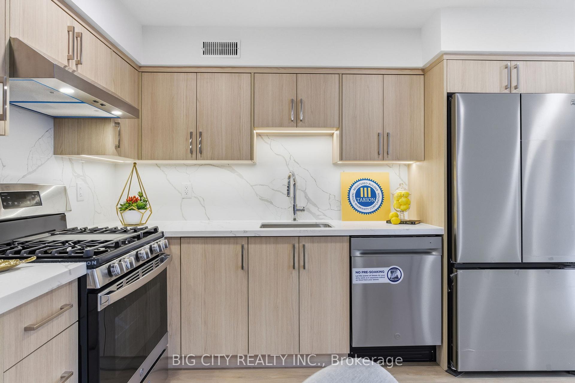 Photo 8 of 68 Westholme Avenue, Unit 2