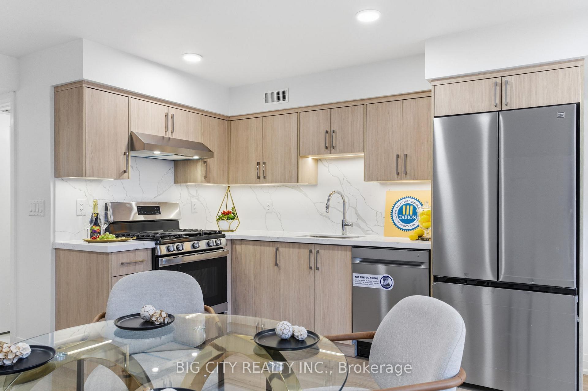 Photo 9 of 68 Westholme Avenue, Unit 2
