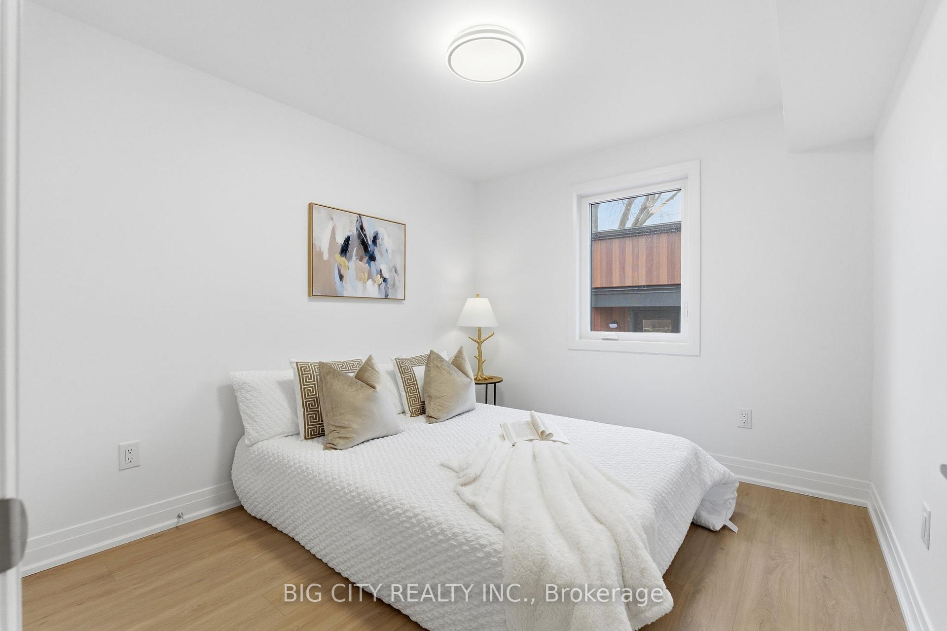 Photo 10 of 68 Westholme Avenue, Unit 2