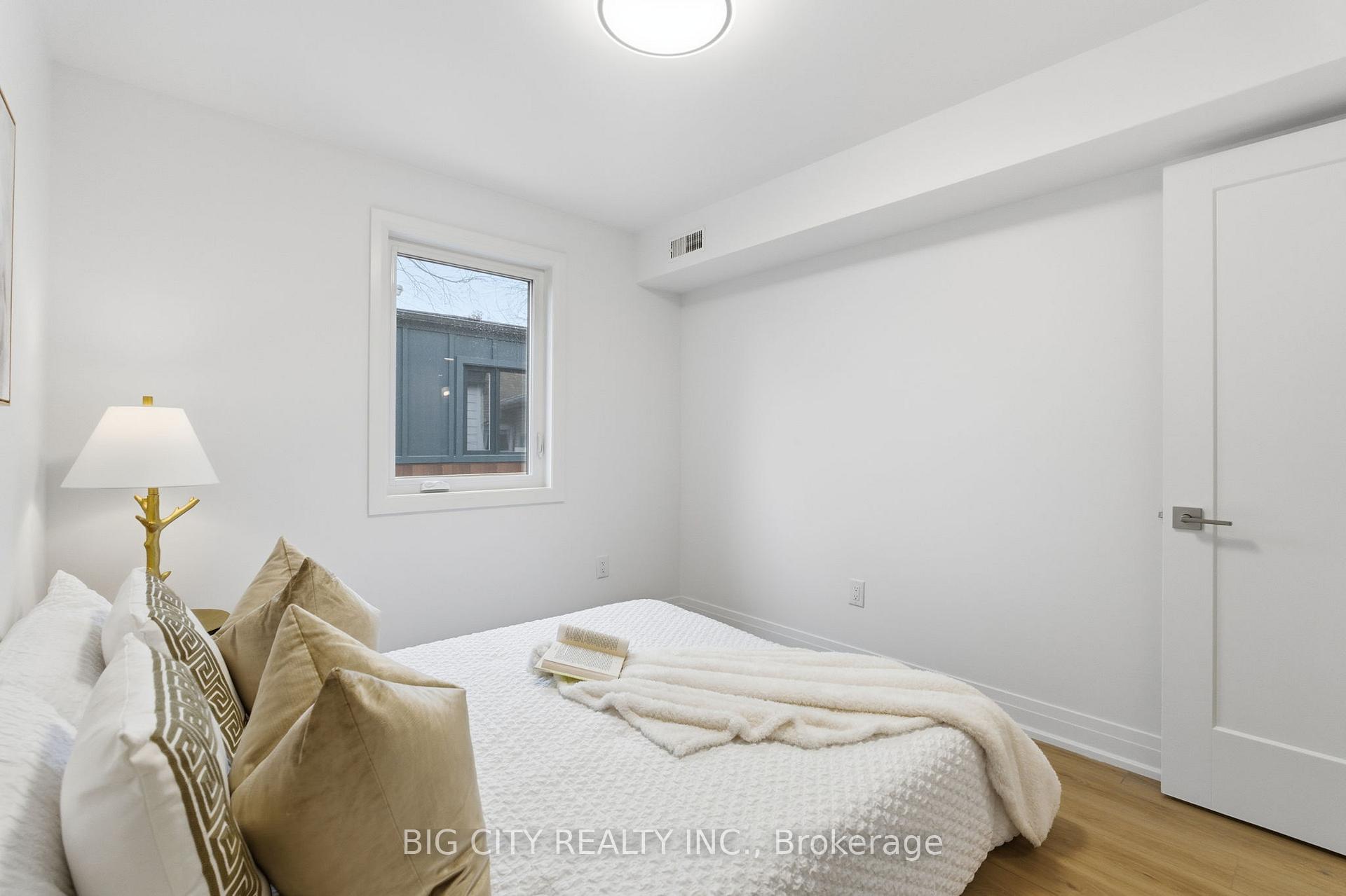 Photo 12 of 68 Westholme Avenue, Unit 2