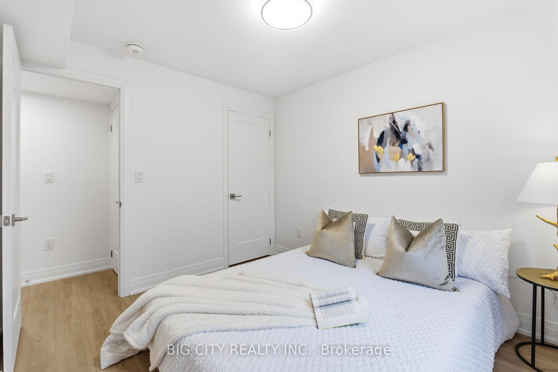 Photo 13 of 68 Westholme Avenue, Unit 2