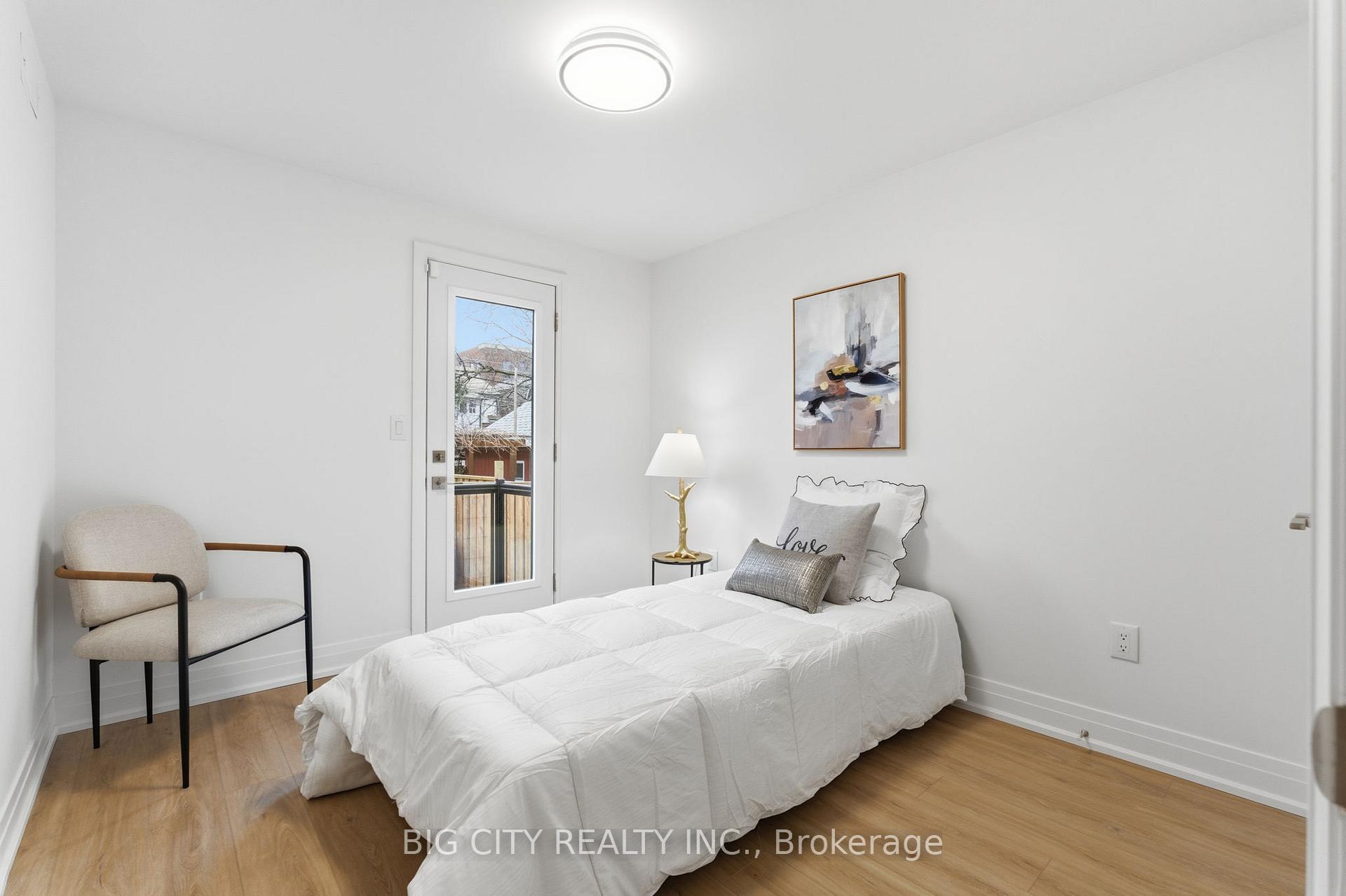 Photo 14 of 68 Westholme Avenue, Unit 2