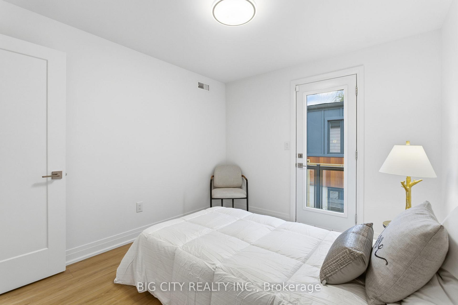 Photo 16 of 68 Westholme Avenue, Unit 2