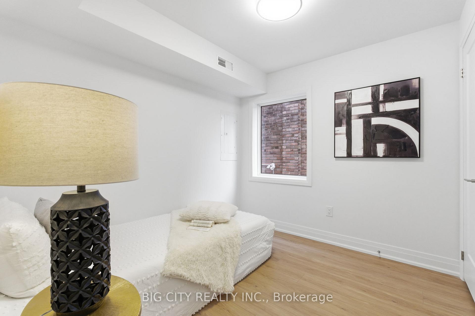 Photo 17 of 68 Westholme Avenue, Unit 2