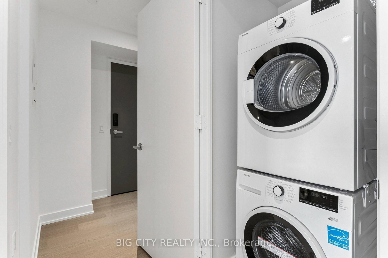 Photo 3 of 448 Burnhamthorpe Road W, Unit 4501