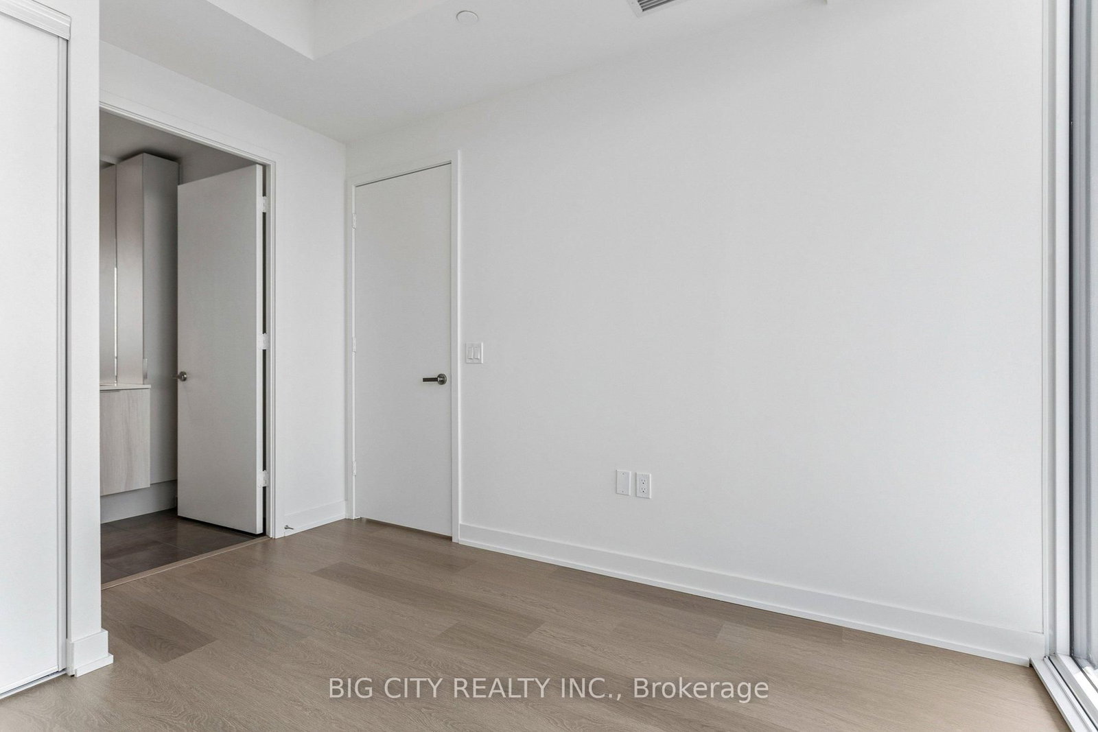 Photo 10 of 448 Burnhamthorpe Road W, Unit 4501