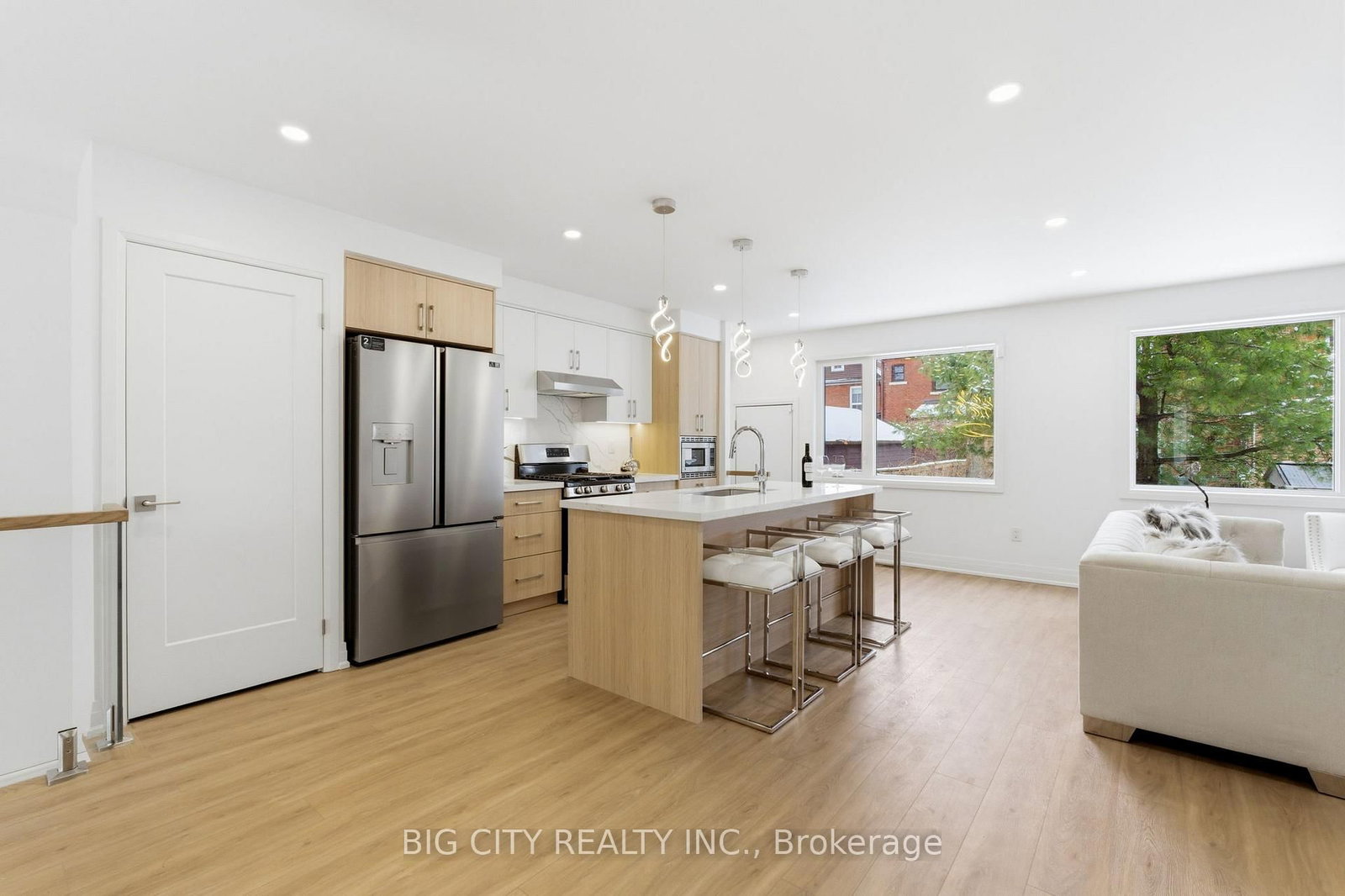 Photo 4 of 68 Westholme Avenue, Unit 4